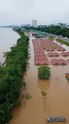 Mực nước sông Mekong ngày 13/9 tại công viên Donchan, thủ đô Vientiane của Lào. (Ảnh: Đỗ Bá Thành/TTXVN)