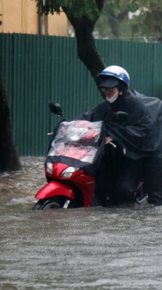 Phương tiện giao thông bị chết máy do nước ngập sâu. (Ảnh: Văn Tý/TTXVN)