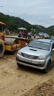 Đường tránh tạm bằng đá cấp phối thay thế vị trí sạt lở trên đường ĐT.721 (đoạn qua xã Đạ Lây, huyện Đạ Tẻh, Lâm Đồng) đã cơ bản hoàn thành. (Ảnh: TTXVN phát)