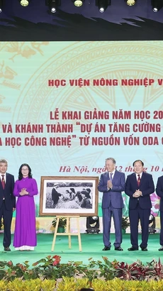 Tổng Bí thư, Chủ tịch nước Tô Lâm tặng bức ảnh Bác Hồ cho Học viện Nông nghiệp Việt Nam. (Ảnh: Trí Dũng/TTXVN)