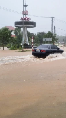 Mưa lớn do ảnh hưởng của bão số 6 gây ngập đường ở xã Cam Thành, huyện Cam Lộ, tỉnh Quảng Trị. (Ảnh: Nguyên Lý/TTXVN)