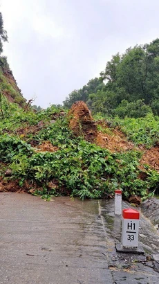 Một vị trí đất đá sạt lở gây ách tắc giao thông trên địa bàn tỉnh Quảng Bình. (Ảnh: TTXVN phát)