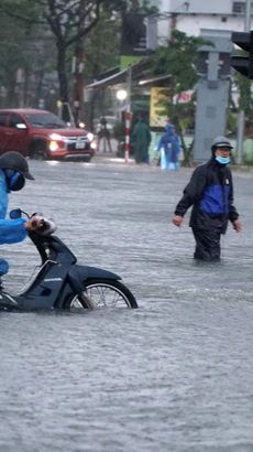 Nước ngập gần hết bánh xe tại đường Núi Thành (quận Hải Châu, thành phố Đà Nẵng). (Ảnh: Quốc Dũng/ TTXVN)