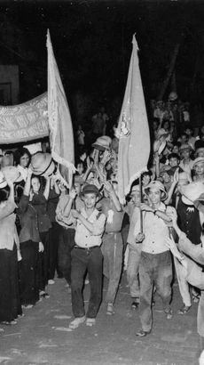 Ngày 9/8/1964, Trường Đại học sư phạm Hà Nội phát động phong trào Ba sẵn sàng với khẩu hiệu: Sẵn sàng chiến đấu và gia nhập lực lượng vũ trang; Sẵn sàng học tập và lao động xây dựng cuộc sống mới; Sẵn sàng đi tới nơi nào mà Tổ quốc cần đến. Trong ảnh: Tiễn đưa thanh niên “Ba sẵn sàng” của khu Đống Đa (Hà Nội) lên đường nhập ngũ, tháng 8/1964, sau khi Mỹ mở rộng đánh phá bằng không quân ra miền Bắc. (Ảnh: Văn Lượng/TTXVN)