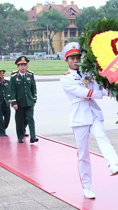 Quân ủy Trung ương, Bộ Quốc phòng đặt vòng hoa và vào lăng viếng Chủ tịch Hồ Chí Minh. (Ảnh: An Đăng/ TTXVN)