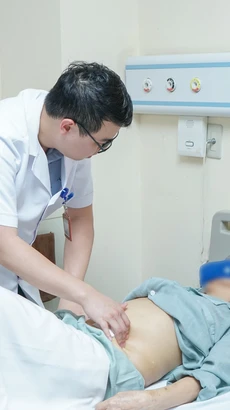 Bác sĩ khám, theo dõi sức khoẻ cho bệnh nhân sau phẫu thuật. (Ảnh: PV/Vietnam+)