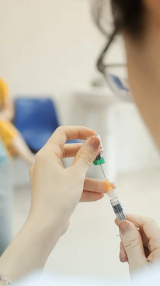 Tiêm vaccine phòng bệnh cho trẻ. (Ảnh: Minh Quyết/TTXVN)