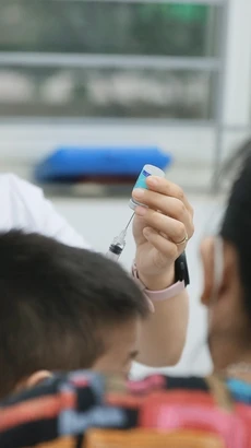 Nhân viên y tế tiêm vaccine phòng sởi-rubella cho trẻ tại phường Mễ Trì, quận Nam Từ Liêm. (Ảnh: Minh Quyết/TTXVN)