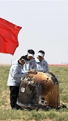 Tàu vũ trụ Thường Nga-6 hạ cánh xuống bãi đáp Siziwang Banner ở vùng sa mạc Khu tự trị Nội Mông, miền Bắc Trung Quốc ngày 25/6. (Ảnh: THX/TTXVN)