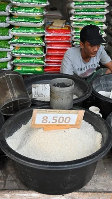 Gạo được bày bán tại Jakarta, Indonesia. (Ảnh: AFP/TTXVN)