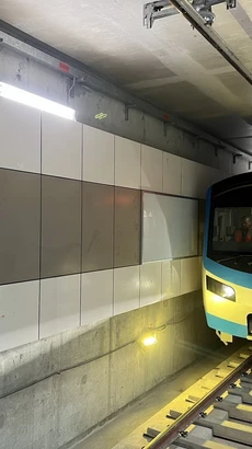 Đoàn tàu đầu tiên của tuyến Metro số 1 (Bến Thành-Suối Tiên) chạy thử nghiệm trên toàn tuyến, đoạn Nhà ga ngầm Bến Thành, Thành phố Hồ Chí Minh. (Ảnh: TTXVN phát)