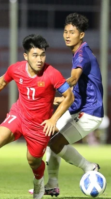 Một pha tranh bóng giữa cầu thủ U19 Việt Nam và U19 Myanmar. (Nguồn: VFF)
