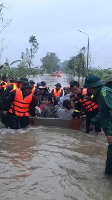 Lực lượng vũ trang tỉnh Hưng Yên di dời người dân xã Phú Cường, thành phố Hưng Yên đến nơi an toàn. (Ảnh: TTXVN phát)