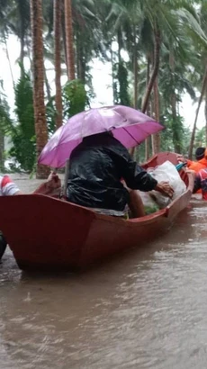 Lực lượng cứu hộ sơ tán người dân khỏi vùng ngập lụt sau những trận mưa lớn do ảnh hưởng của bão Trami tại tỉnh Albay, Philippines. (Ảnh: THX/TTXVN)