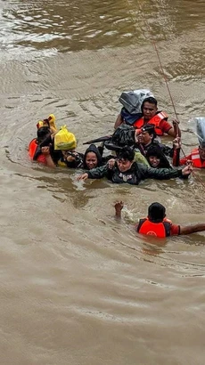 Lực lượng cứu hộ sơ tán người dân khỏi vùng ngập lụt do bão Trami tại tỉnh Camarines Sur, Philippines. (Ảnh: THX/TTXVN)