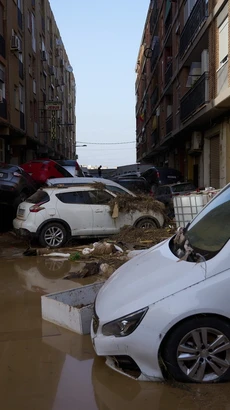 Ôtô bị cuốn trôi chồng lên nhau trên phố sau lũ quét tại Valencia, Tây Ban Nha. (Ảnh: THX/TTXVN)