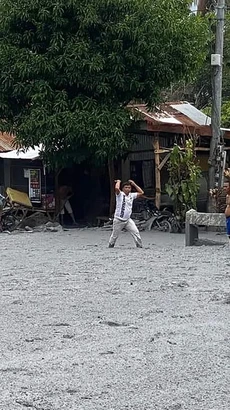 Dung nham lạnh từ núi lửa Kanlaon tràn ngập tại làng Biaknabato, tỉnh Negros Occidental, ngày 5/6/2024. (Ảnh: AFP/TTXVN)