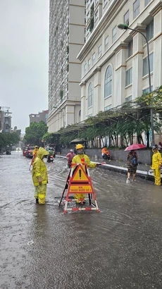 Công nhân Công ty Thoát nước Hà Nội ứng trực đảm bảo tiêu thoát khi mưa ngập. Ảnh: TTXVN phát