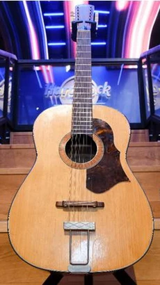 Cây đàn guitar acoustic Hootenanny 12 dây Framus đã thất lạc từ lâu của John Lennon được trưng bày ở London trước khi được bán đấu giá. (Nguồn: Indaily)