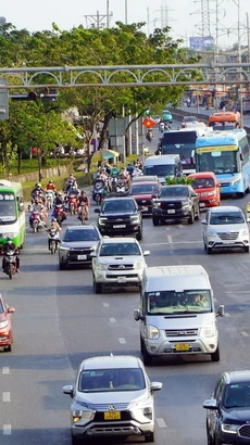 Tình hình giao thông cửa ngõ phía Tây của Thành phố Hồ Chí Minh cơ bản ổn định trong chiều 1/5. (Ảnh: Tiến Lực/TTXVN)