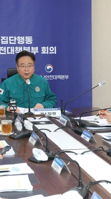 Bộ trưởng Y tế và Phúc lợi Hàn Quốc Cho Kyoo Hong (giữa) chủ trì cuộc họp tại Sejong ngày 10/6 vừa qua, sau khi các bác sỹ lên kế hoạch đình công để phản đối chính sách cải cách y tế. (Ảnh: Yonhap/TTXVN)