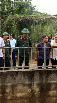 Đại tá Tô Thành Quyết (thứ 5 từ trái), Chỉ huy Trưởng Bộ Chỉ huy Quân sự tỉnh, Phó trưởng Ban chỉ huy Phòng chống thiên tai và Tìm kiếm cứu nạn tỉnh Hưng Yên, kiểm tra tình hình tại trạm bơm tiêu thoát nước huyện Yên Mỹ. (Nguồn: báo Quân đội Nhân dân)