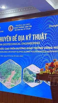 Phó Giáo sư-Tiến sỹ Lê Hoài Đức, Phó Hiệu trưởng Trường Đại học Giao thông Vận tải phát biểu tại hội thảo. Ảnh: Nguyễn Mạnh/TTXVN)