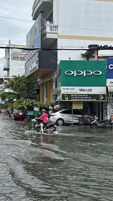 Ngành chức năng tỉnh Cà Mau cảnh báo cấp độ rủi ro thiên tai do ngập lụt ở cấp độ 2. (Ảnh: Huỳnh Anh/TTXVN)