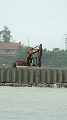 Chủ đầu tư Khu du lịch sinh thái Nam Ô thi công hạng mục bờ kè dọc cửa sông Cu Đê, quận Liên Chiểu, thành phố Đà Nẵng. (Ảnh: Quốc Dũng/TTXVN)