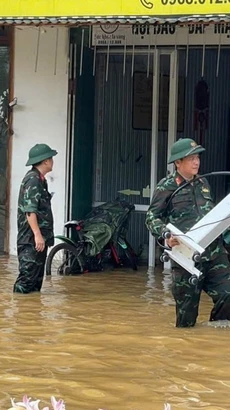 Cán bộ, chiến sỹ Ban chỉ huy Quân sự huyện Na Hang, tỉnh Tuyên Quang hỗ trợ người dân chuyển đồ đạc. (Ảnh: Hoàng Hải/TTXVN)