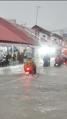 Nước ngập trên đường Lê Văn Ninh gần khu vực chợ Thủ Đức, thành phố Thủ Đức, Thành phố Hồ Chí Minh. (Ảnh: Hồng Giang/TTXVN)