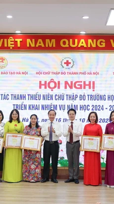 Các tập thể có thành tích xuất sắc trong công tác thanh thiếu niên Chữ thập đỏ trường học nhận khen thưởng. (Ảnh: Thanh Tùng/TTXVN)