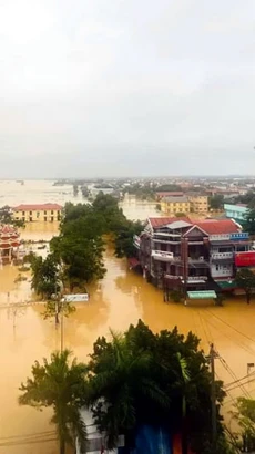 Mưa lớn gây ngập lụt, nước bao vây tứ phía tại các địa phương huyện Lệ Thủy, tỉnh Quảng Bình. (Ảnh: TTXVN phát)