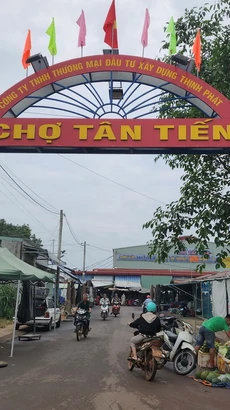 Chợ Tân Tiến, Đồng Phú, nơi bị tố xả thải trực tiếp ra môi trường. (Ảnh: Đậu Tất Thành/TTXVN)