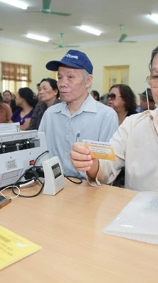 Chi trả lương hưu. (Ảnh: PV/Vietnam+)