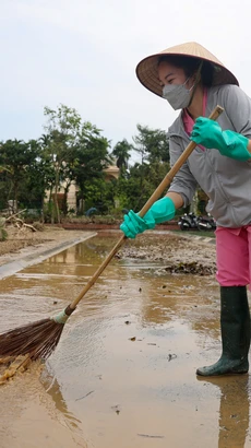 Người dân dọn dẹp sau bão Yagi. (Ảnh: PV/Vietnam+)