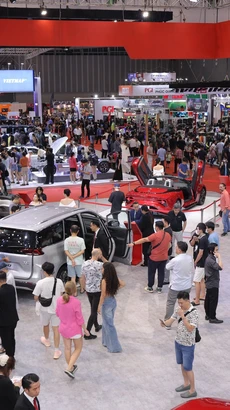 Vietnam Motor Show năm nay với nhiều điểm nhấn thú vị đã thu hút một lượng lớn khách tham quan. (Ảnh nguồn: VMS)