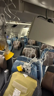 Video bên trong chuyến bay gặp nhiễu động kinh hoàng của Singapore Airlines