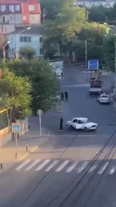 Khoảnh khắc khủng bố nổ súng bắn thẳng vào xe cảnh sát ở Dagestan