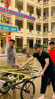 Giáo viên dọn dẹp trường sau bão Yagi. (Ảnh: PV/Vietnam+)