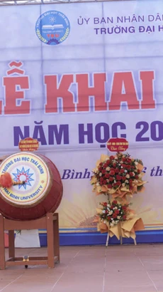 Tiến sỹ Trần Thị Hòa đánh trống trong lễ khai giảng Trường Đại học Thái Bình năm học 2022-2023. (Ảnh: NVCC)