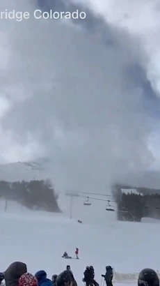 Lốc xoáy tuyết hiếm gặp xuất hiện ở khu trượt tuyết tại Mỹ