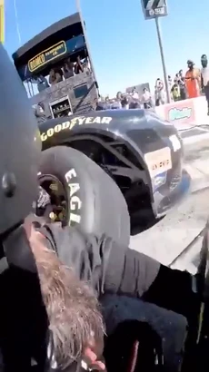 Cận cảnh công đoạn thay lốp trong nháy mắt tại giải đua xe NASCAR