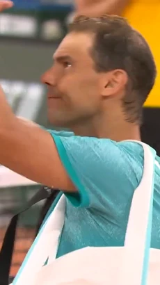 Rafael Nadal kìm nén xúc động chia tay khán giả Paris