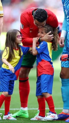 Biểu cảm của fan nhí khi được chạm tay vào người Cristiano Ronaldo