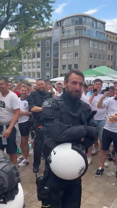 Fan Anh thích thú khi phát hiện cảnh sát Đức có khuôn mặt giống HLV Southgate