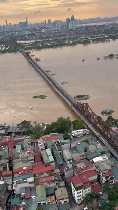 Cầu Long Biên không một bóng người trong những ngày nước sông Hồng lên cao