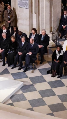 Tổng thống Pháp Emmanuel Macron đọc diễn văn bên trong Nhà thờ Đức Bà Paris ngày 7/12/2024. (Ảnh: REUTERS/TTXVN)