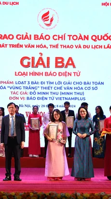 Phóng viên Báo Điện tử VietnamPlus nhận Giải Ba. (Ảnh: PV/Vietnam+)