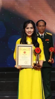 Phóng viên Phạm Mai, đại diện nhóm tác giả Báo Điện tử VietnamPlus nhận Giải A Giải báo chí Toàn quốc về Xây dựng Đảng (Giải Búa Liềm Vàng) lần thứ VIII-năm 2023. (Ảnh: Hoài Nam/Vietnam+) 